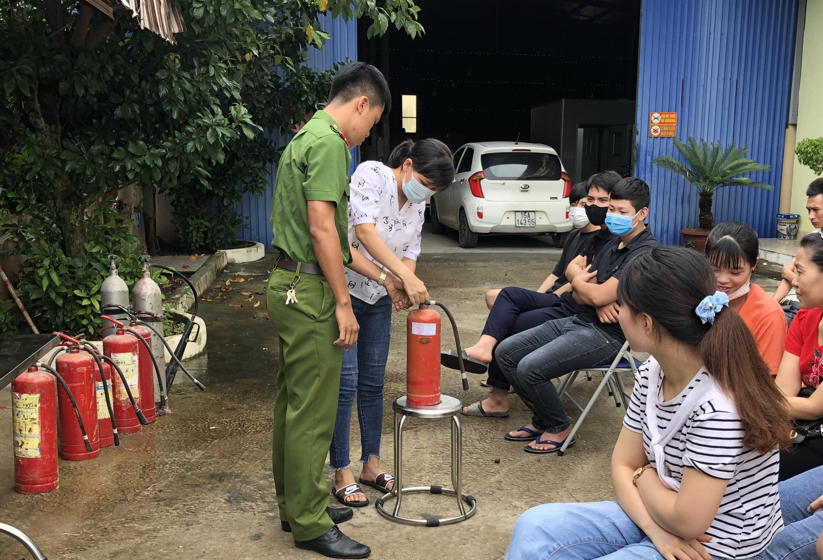 Tuyên truyền, phổ biến kiến thức phòng cháy chữa cháy và cứu nạn cứu hộ tại Công ty Cổ phần sản xuất thương mại Brothers (quận Dương Kinh)